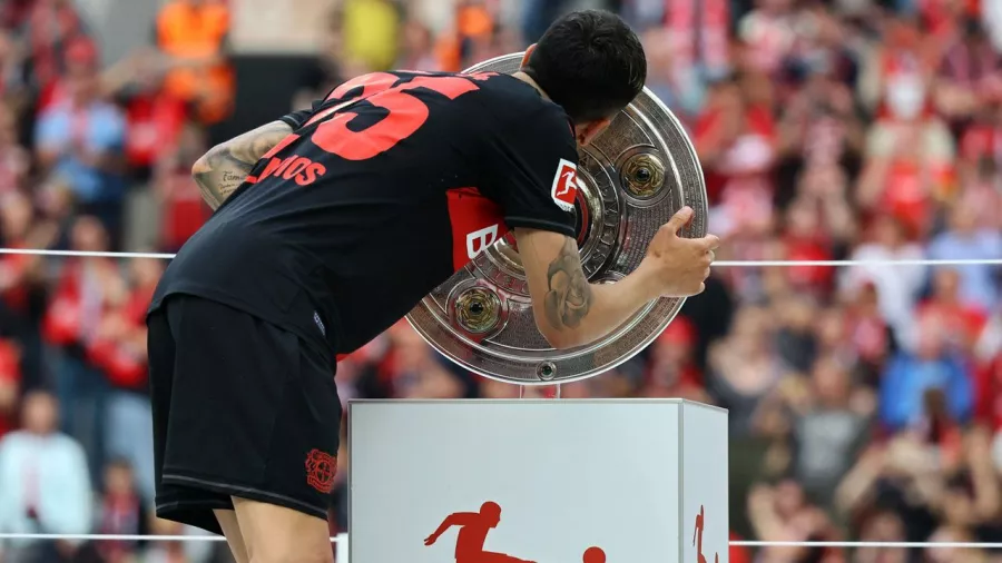 Exequiel Palacios fue el primer futbolista de Leverkusen en recibir la medalla y besar la 'Ensaladera'