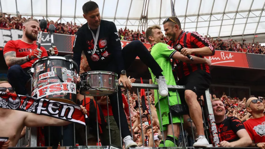 Lukáš Hrádecký y Alonso celebraron el título de la Bundesliga con los aficionados