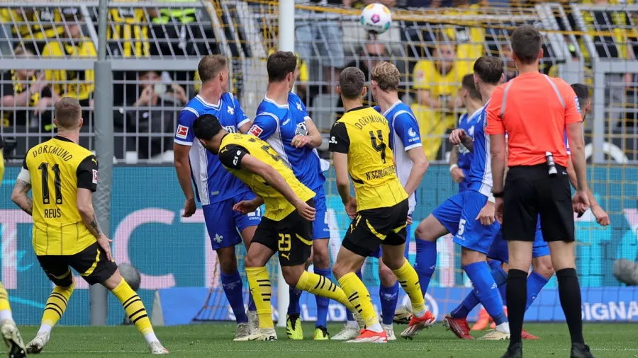 Un tiro libre se convirtió en el gol 170 con la camiseta del Dortmund