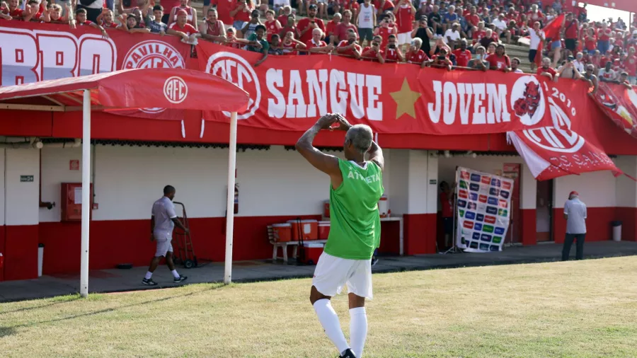 La afición del América de Río, de la segunda división brasileña, ovacionó a Romario