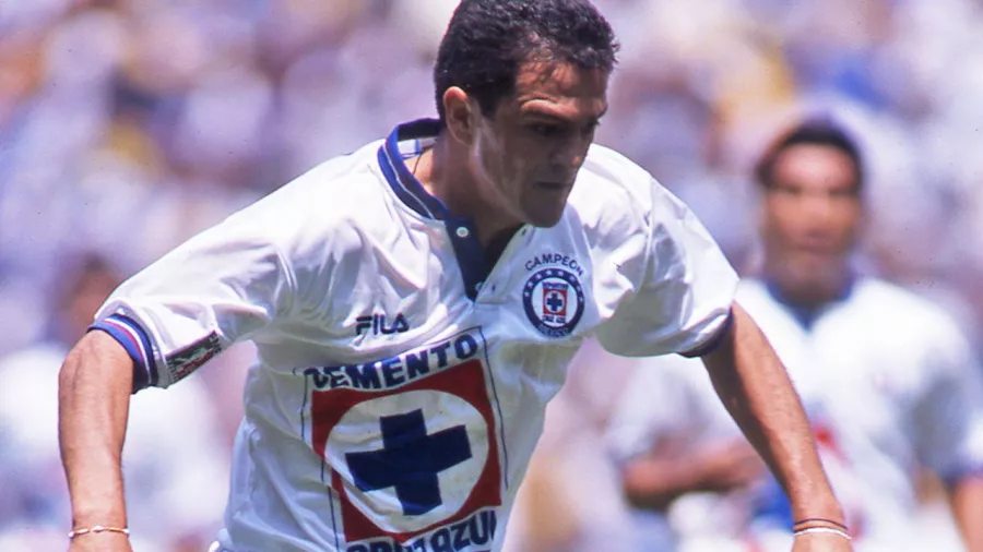 1. Carlos Hermosillo (15 goles en total marcados con ambos equipos: 7 con América y 8 con Cruz Azul)