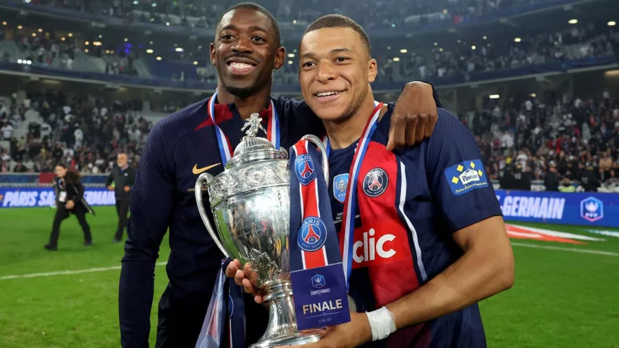 Dembélé y Mbappé posaron con el trofeo de campeón