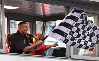 Kylian Mbappé y la bandera a cuadros en la Fórmula 1