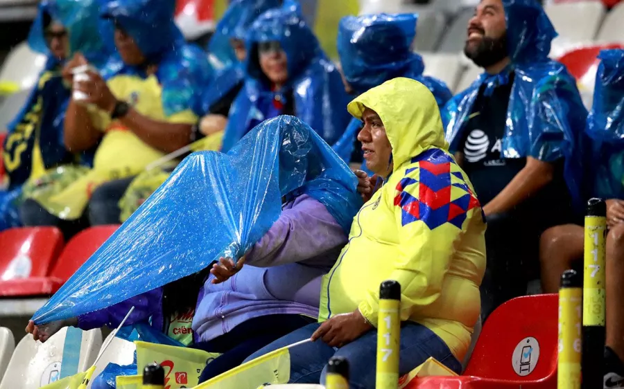 ¿Presagio? un diluvio golpea al Estadio Azteca como en 2013