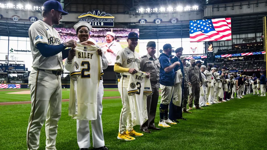 La emotividad del 'Memorial Day' llegó a los diamantes de MLB