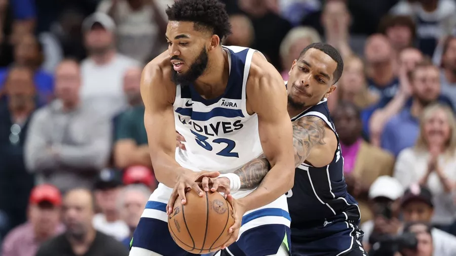 Karl-Anthony Towns anotó 30 puntos para los 'Wolves', nueve menos que su compañero Jaden McDaniels.