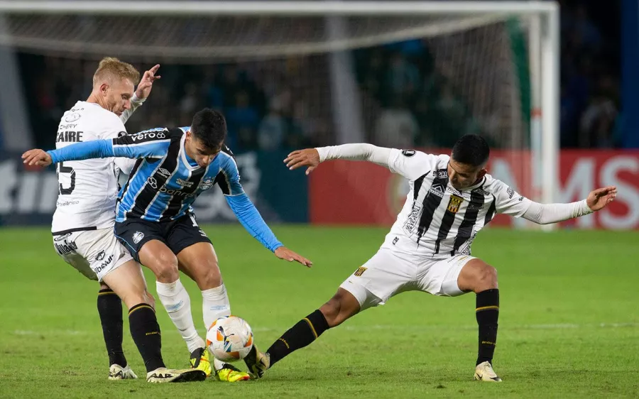 Gremio, sin piedad ante The Strongest