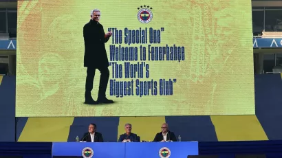 José Mourinho firmó con Fenerbahçe y una multitud le dio la bienvenida