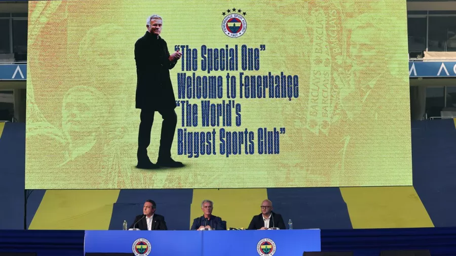 José Mourinho firmó con Fenerbahçe y una multitud le da la bienvenida