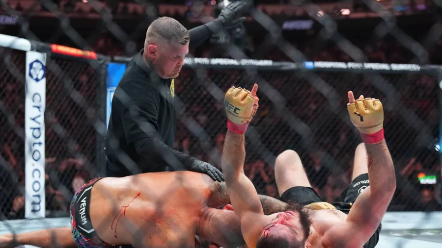 Islam Makachev ganó la 'guerra' ante Dustin Poirier en UFC 302