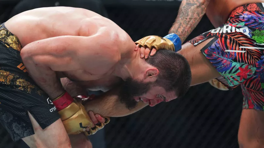 Islam Makachev ganó la 'guerra' ante Dustin Poirier en UFC 302