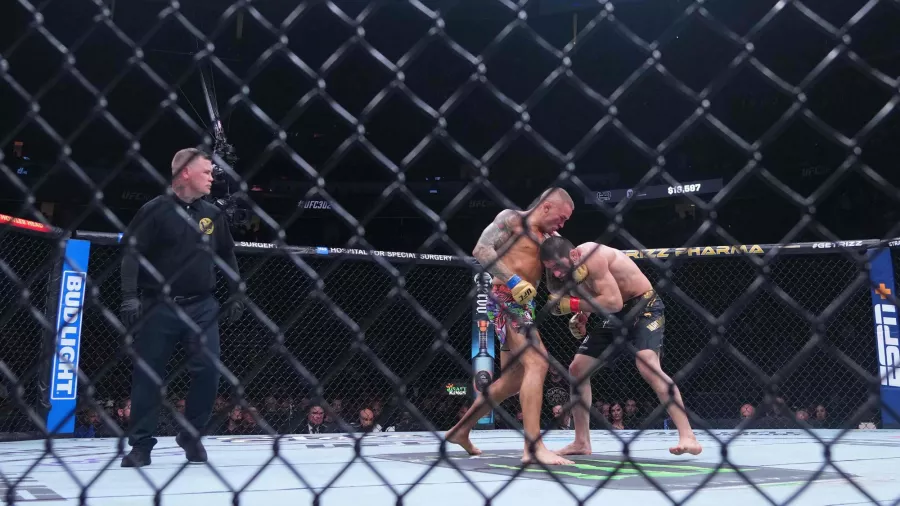 Islam Makachev ganó la 'guerra' ante Dustin Poirier en UFC 302