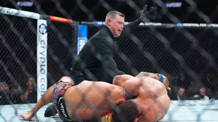 Islam Makachev ganó la 'guerra' ante Dustin Poirier en UFC 302