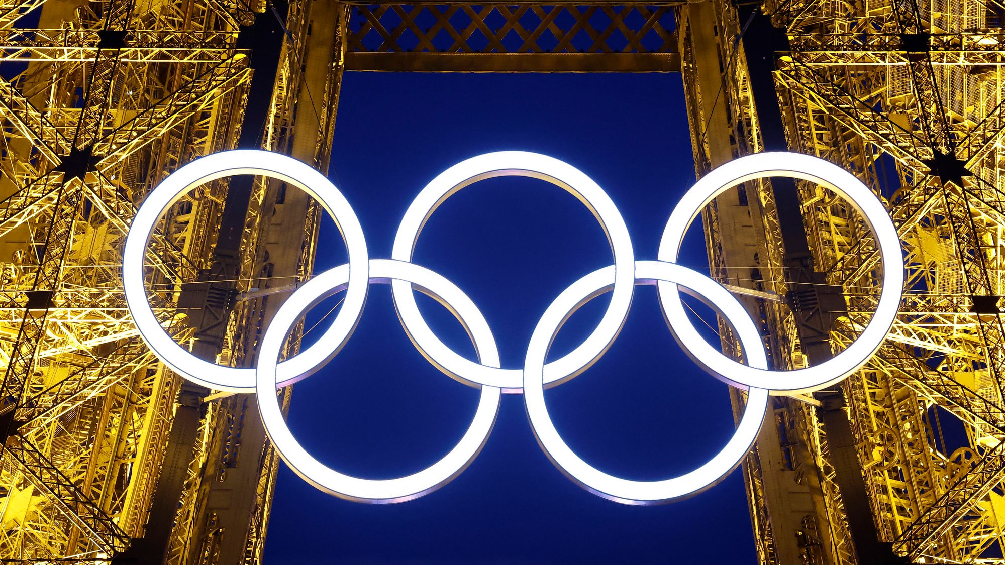 El espíritu olímpico ya se ve en la Torre Eiffel