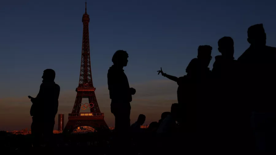 El espíritu olímpico ya se ve en la Torre Eiffel