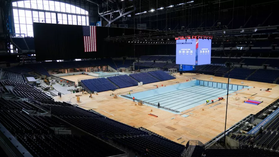 Para transformar el Lucas Oil Stadium en un complejo acuático hicieron falta tres semanas