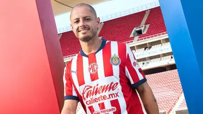 El jersey rojiblanco tiene un diseño clásico con las franjas rojas un poco más gruesas y vivos (en cuello, puños y marca) en azul oscuro.