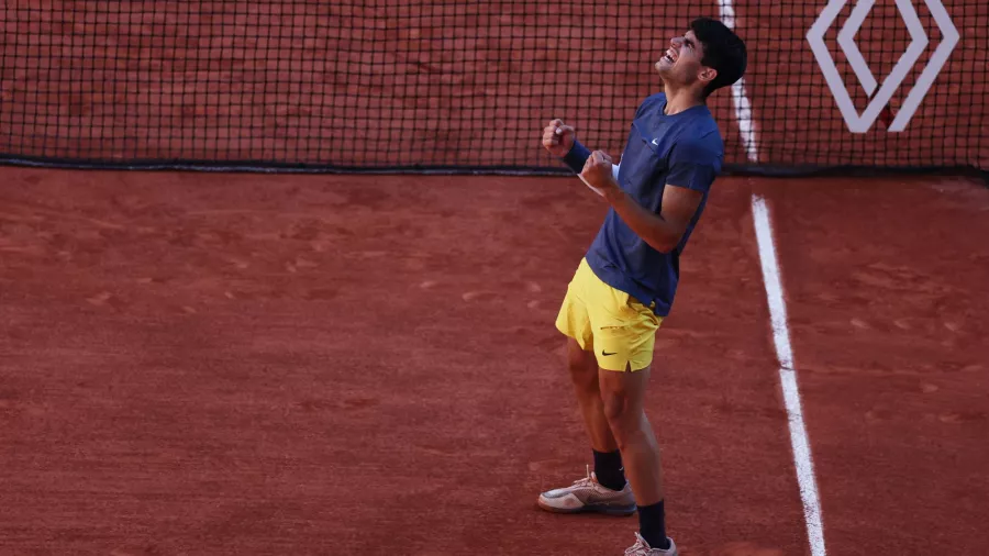 Carlos Alcaraz derrotó a Jannik Sinner y disputará la primera final de Roland Garros de su carrera