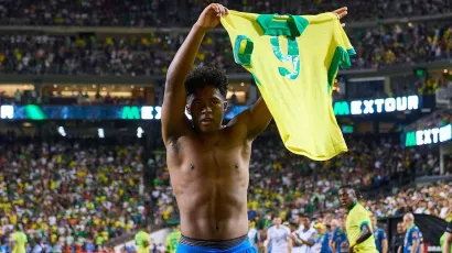 El jugador de 17 años jugó su tercer partido con la selección brasileña mayor y anotó su tercer gol.