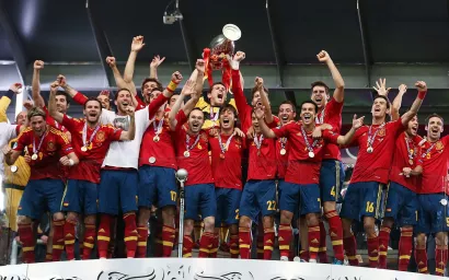 Edición: Polonia y Ucrania. España primer y único bicampeón de la Eurocopa  tras vencer 4-0 a Alemania