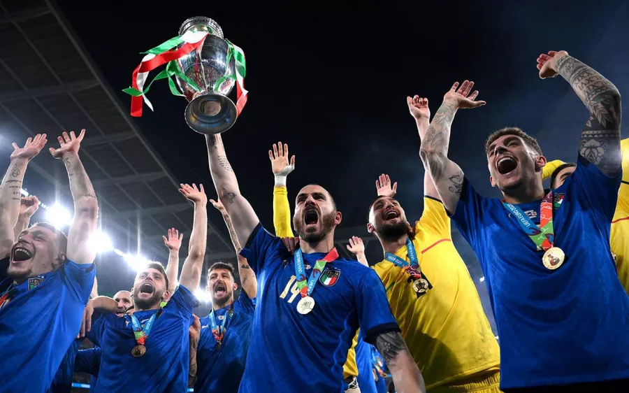 Edición: 2020, final jugada en Wembley. Italia consigue su primera Euro con el nuevo formato tras vencer en penales 3-2 (1-1 en tiempo regular) a Inglaterra.