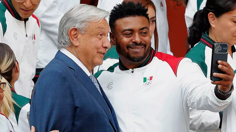 El presidente de México, Andrés Manuel López Obrador, abanderó a los deportistas que participarán en los Juegos Olímpicos 2024.