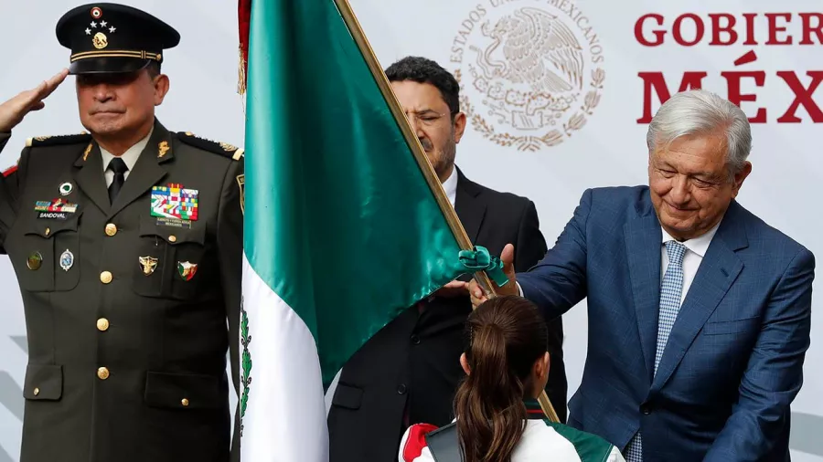 Alejandra Orozco y Emiliano Martínez serán los encargados de portar la bandera mexicana.