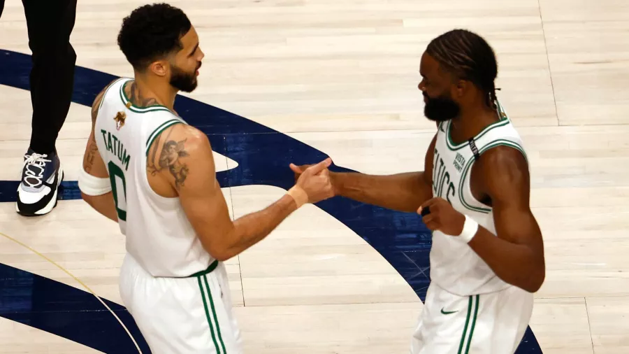 Jayson Tatum y Jaylen Brown conforman una dupla mortal