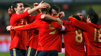 España: Los alemanes se veían como los más poderosos, pero con la base que posteriormente sería campeón mundial, España daba la campanada y se coronaba en Austria/Suiza 2008