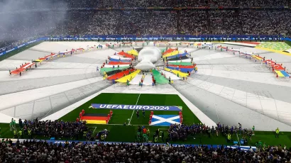 La Eurocopa, el torneo élite de selecciones, inició con una explosión de color