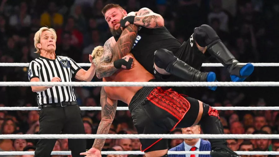 Randy Orton y Kevin Owens se unieron contra 'The Bloodline'