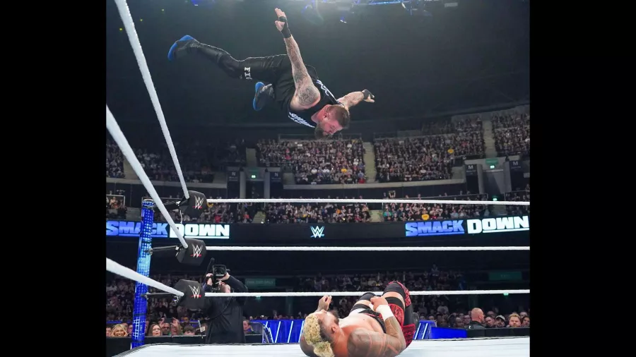 Randy Orton y Kevin Owens se unieron contra 'The Bloodline'