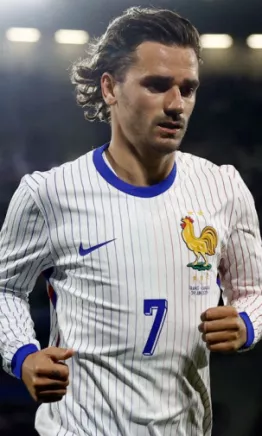 Antoine Griezmann por el récord de goles de Michel Platini en la Eurocopa