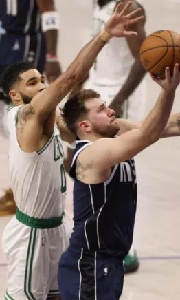 Los Mavericks siguen vivos y aplastaron a los Celtics