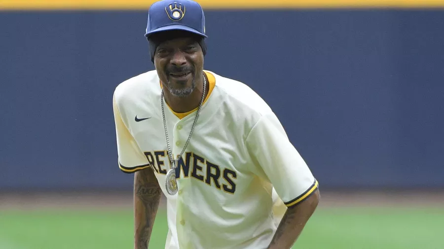 Snoop Dogg lanzó la primera bola con todo su 'flow'