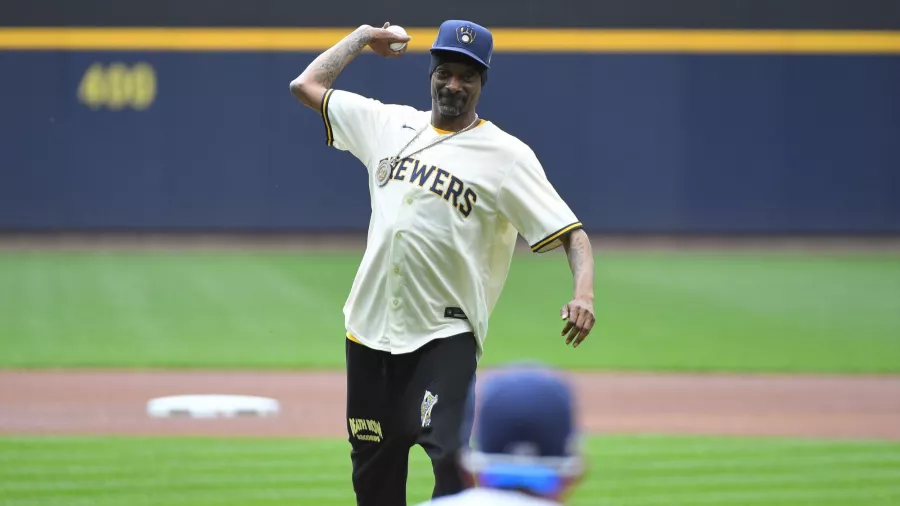 Snoop Dogg lanzó la primera bola con todo su 'flow'