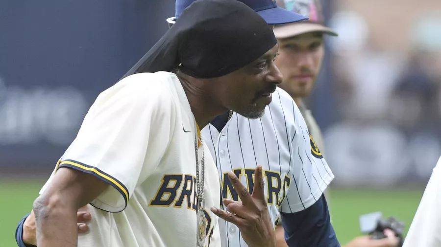 Snoop Dogg lanzó la primera bola con todo su 'flow'