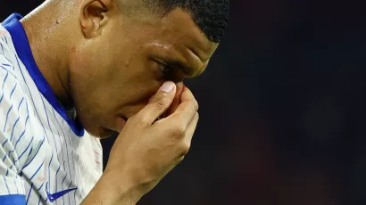 El golpe en la nariz de Kylian Mbappe tiene temblando a Francia... y al Real Madrid
