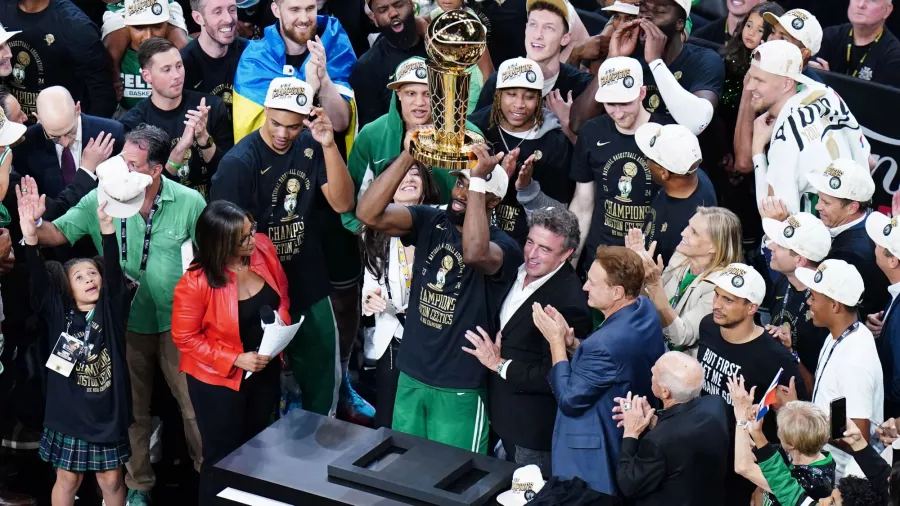 Jaylen Brown levantó el trofeo Larry O'Brien