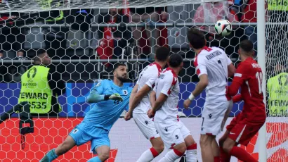 The ball ended up hitting the corner, nothing for Giorgi Mamardashvili to do.