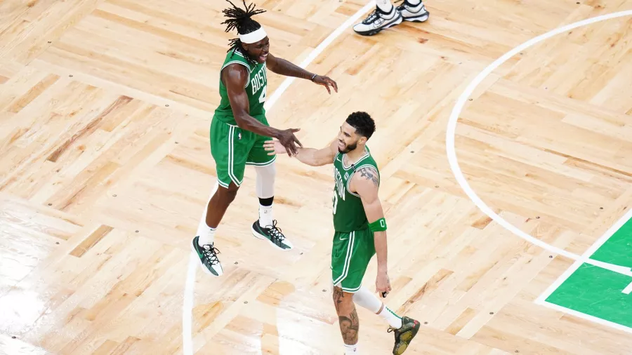 Jrue Holiday y Jayson Tatum festejaron en grande