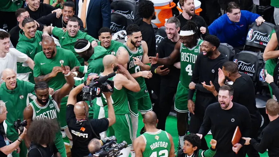 Gran festejo pintado de verde en el TD Garden de Boston