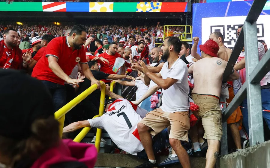 Choque violento entre aficionados de Turquía y Georgia