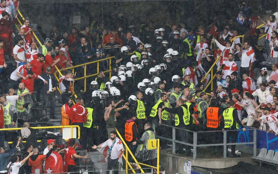 Choque violento entre aficionados de Turquía y Georgia