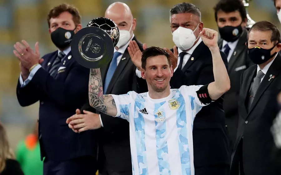 2. Leo Messi es reconocido como el Jugador Más Valioso (MVP) de la Copa América 2021. Líder de goleo compartido con Luis Díaz (4 goles), líder de asistencias y cuatro veces reconocido como Jugador del Partido.