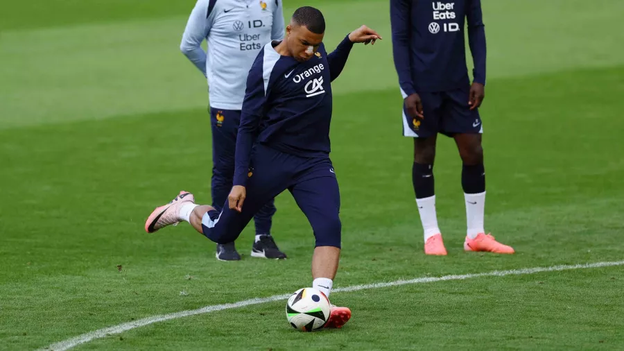 ¿Y la máscara? Kylian Mbappé reaparece en el entrenamiento de Francia