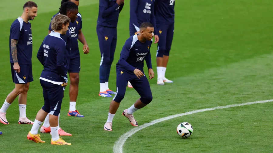 ¿Y la máscara? Kylian Mbappé reaparece en el entrenamiento de Francia