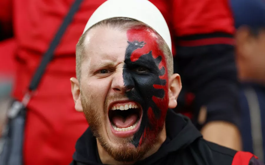 La afición de Albania se ha ganado la atención de los medios internacionales durante la Eurocopa 2024 por la pasión y la forma tan peculiar que tienen de vivir del futbol.