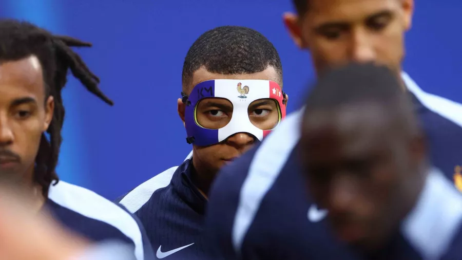 Ahora sí, así es la máscara de Kylian Mbappé