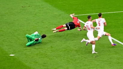 The Polish goalkeeper had no choice but to knock down the midfielder who was on his way to being alone in front of the goal.
